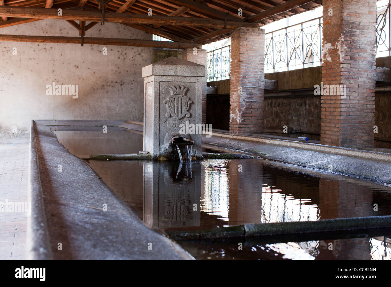 Le public des installations de lavage à Bolsena, Italie. Banque D'Images