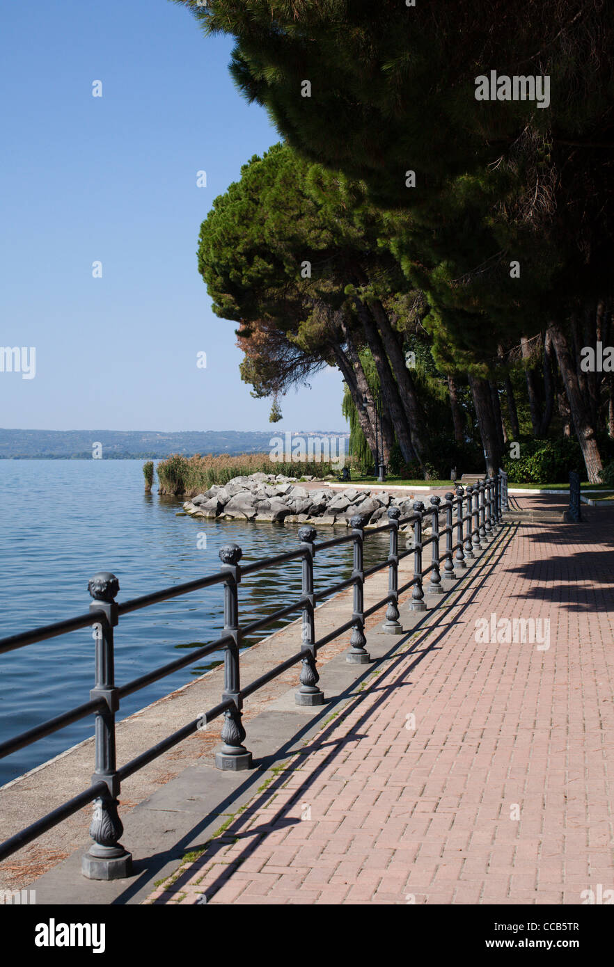 La promenade le long des rives du lac de Bolsena. L'Italie. Banque D'Images