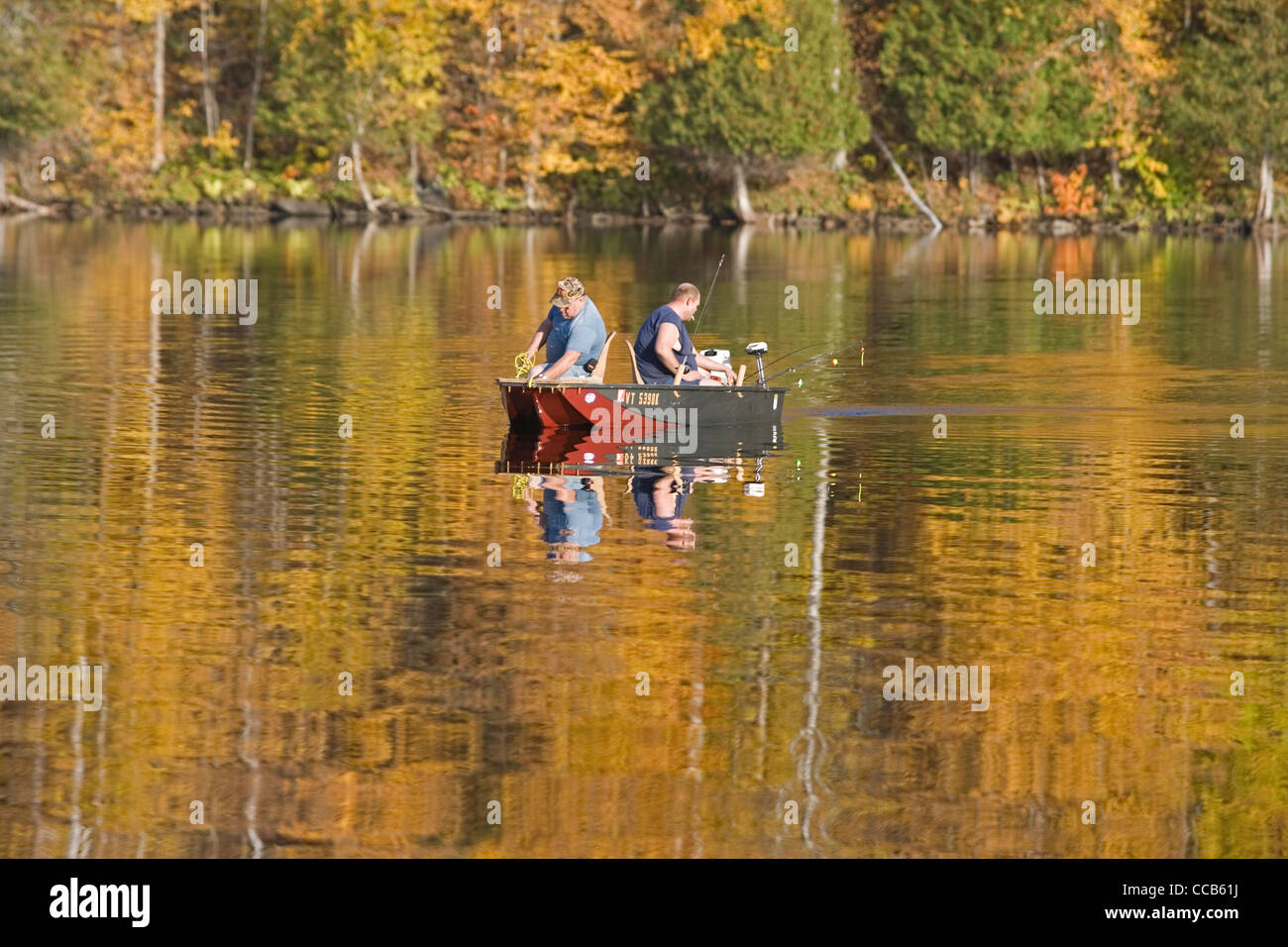 Craftsbury Vermont VT feuillage automne coloré reflété dans le lac Eligo Banque D'Images