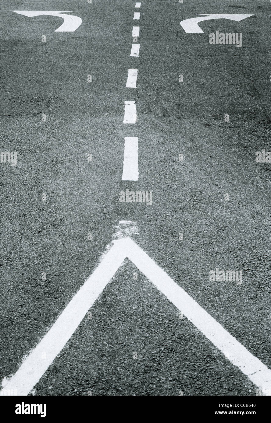 Le marquage routier à Melaka en Malaisie en Extrême-Orient Asie du sud-est. Scène de rue Divergence Flèche de direction surréalisme surréaliste démolition le billet Banque D'Images