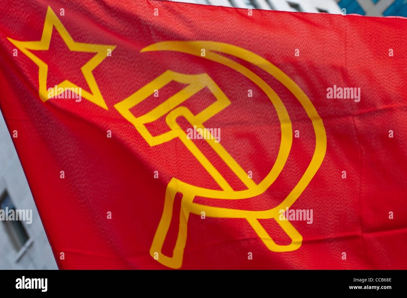 Un drapeau du Parti communiste au manifestation contre les coupures du gouvernement à Manchester en 2011 Banque D'Images