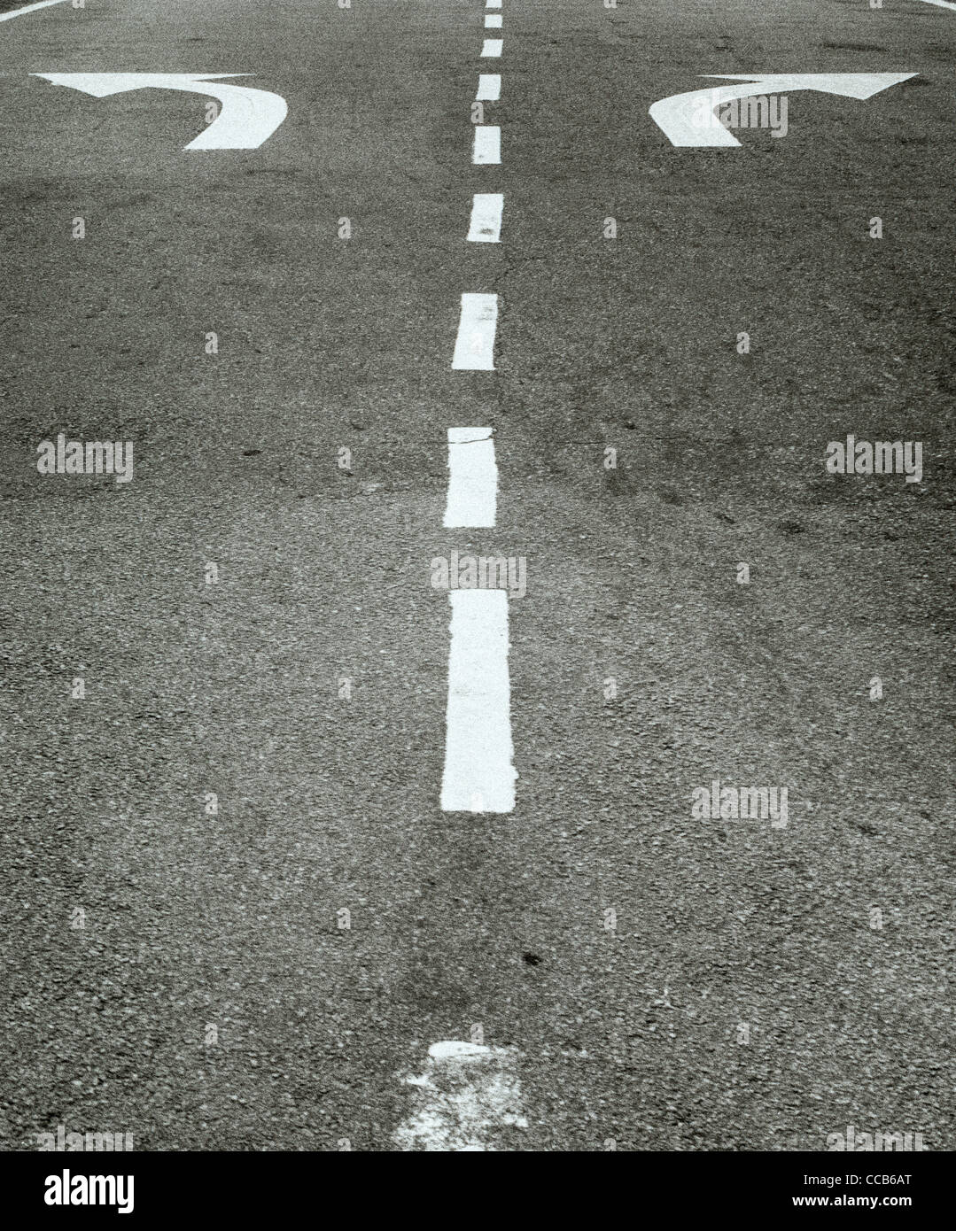 Le marquage routier à Melaka en Malaisie en Extrême-Orient Asie du sud-est. Scène de rue Divergence Flèche de direction surréalisme surréaliste démolition le billet Banque D'Images