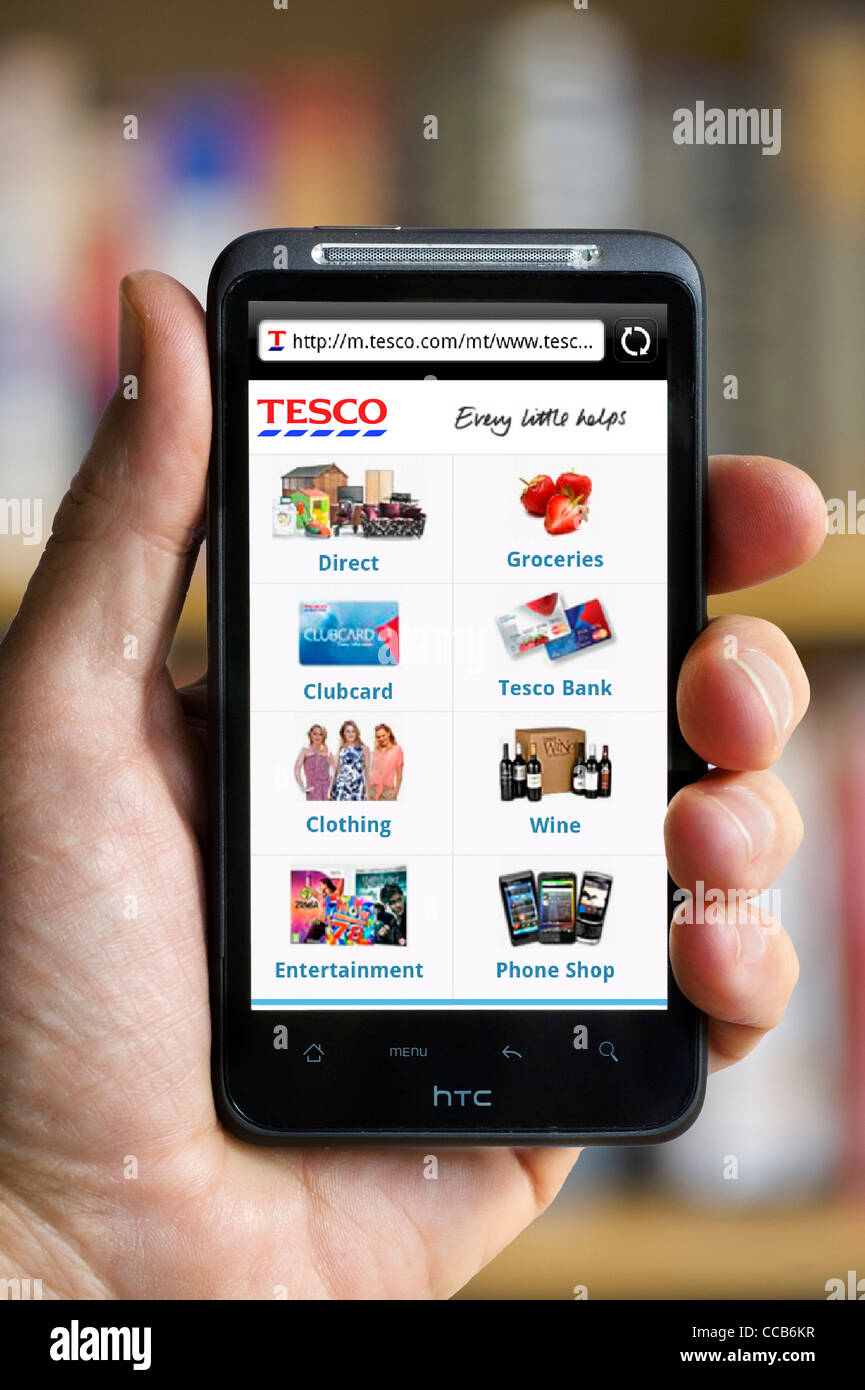 Achat en ligne à Tesco sur un smartphone HTC Banque D'Images