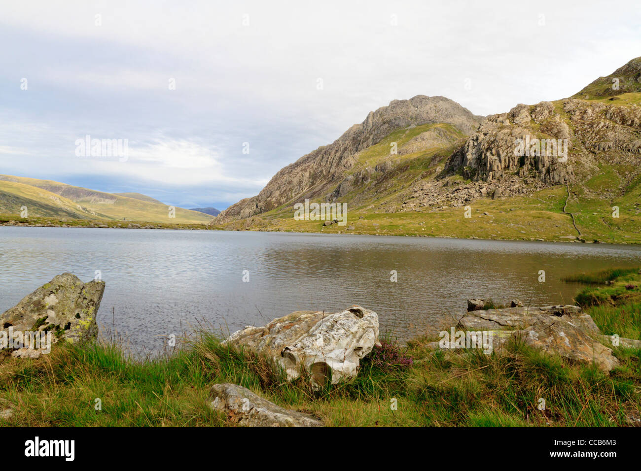 À l'échelle Llyn Idwal vers Tryfan Banque D'Images