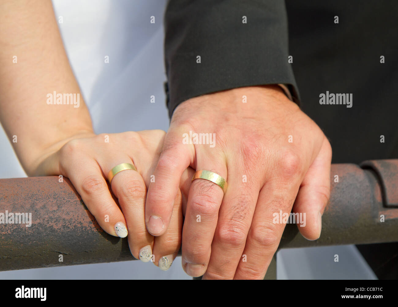 Couple marié tient les mains et montre de golden de mariage Banque D'Images