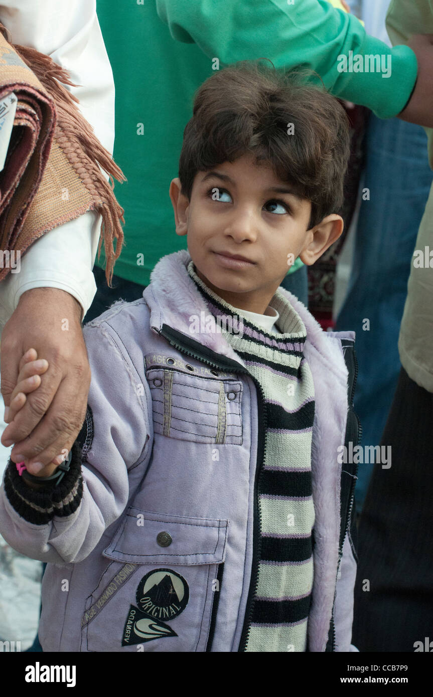 Garçon égyptien avec sa famille, la célébration de l'Aïd el Adha, la Fête du Sacrifice islamique, au Caire Banque D'Images
