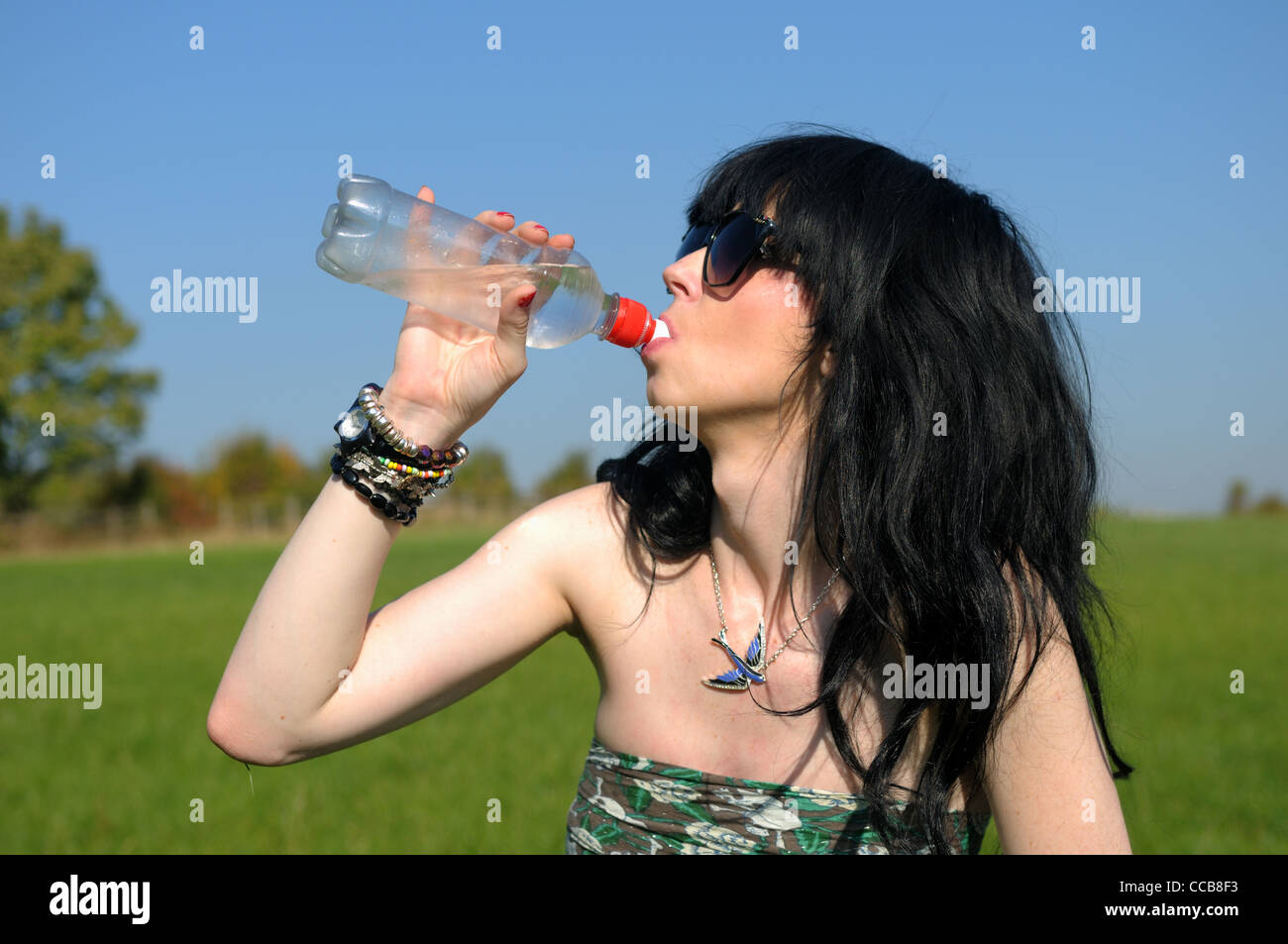 Les jeunes femmes l'eau potable. Banque D'Images