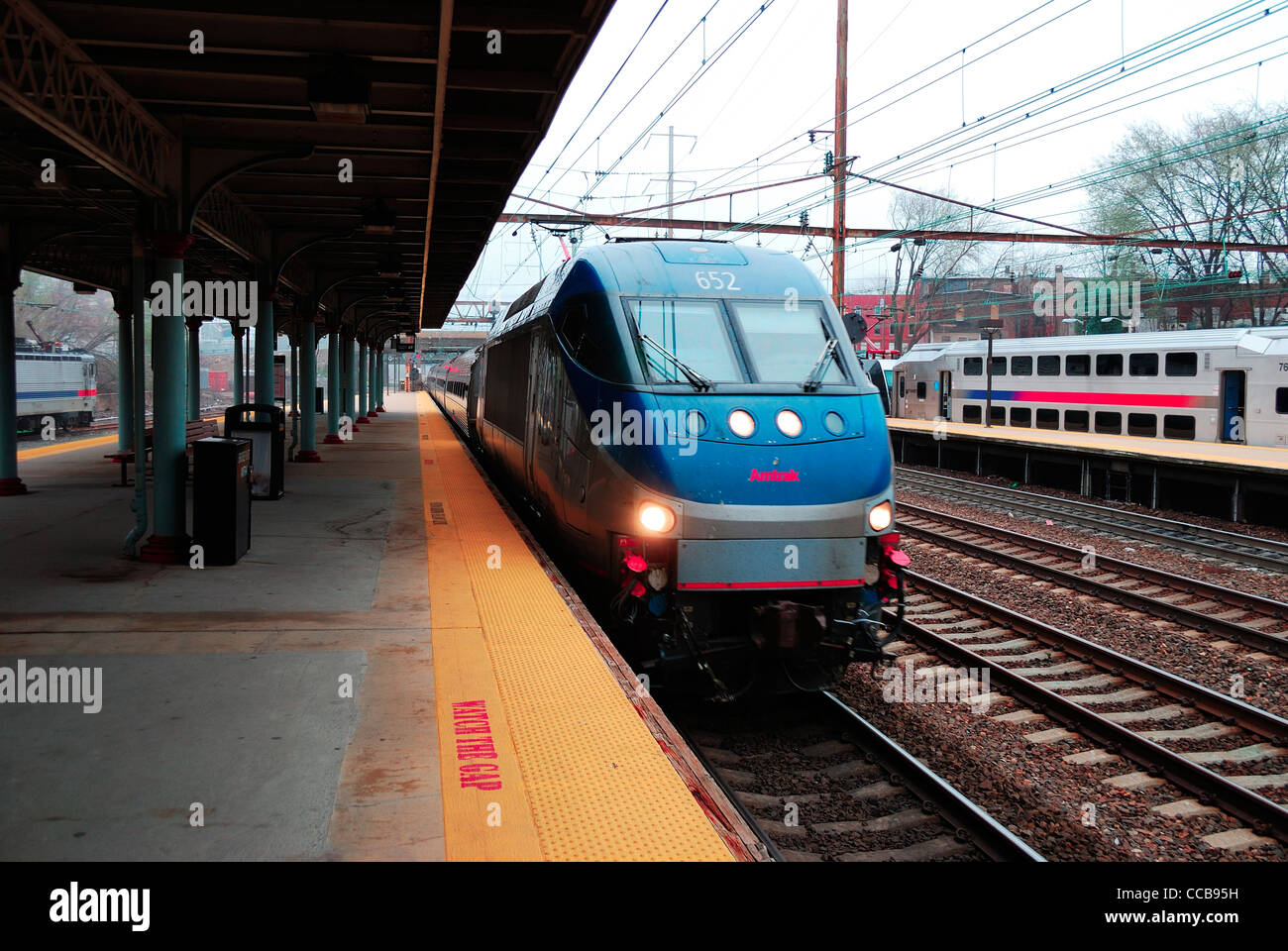 Plate-forme de la gare avec le train en attente de départ. Banque D'Images