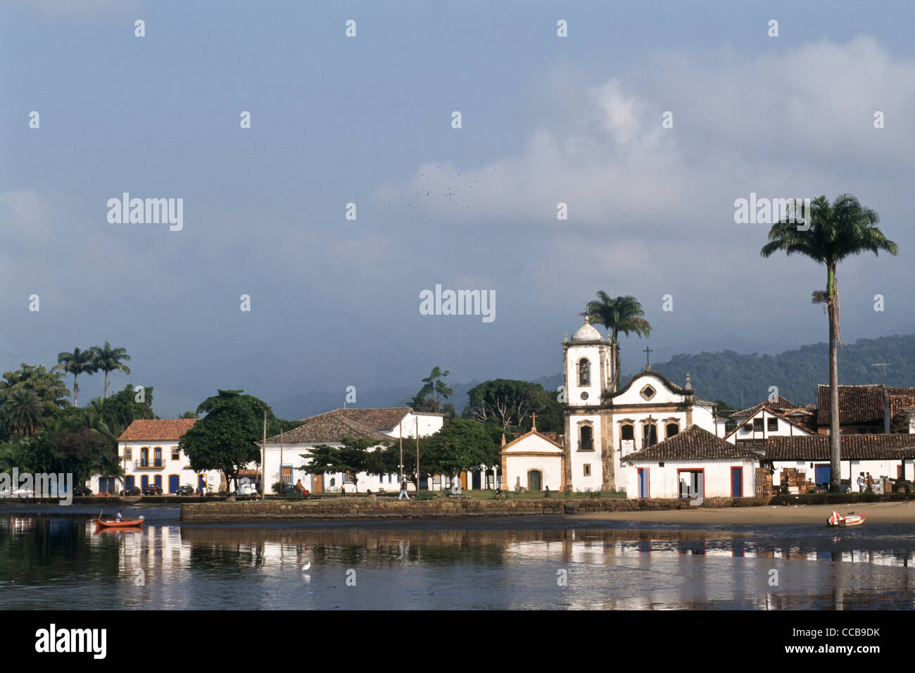 Paraty, Rio de Janeiro, Brésil. Station balnéaire coloniale ville portuaire avec l'église baroque de Santa Rita et un lancement en bois. Banque D'Images