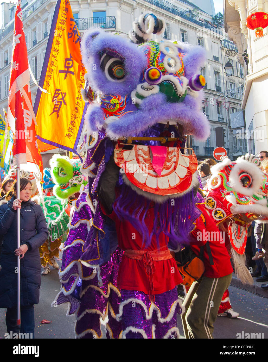 Paris, France, Teen chinois avec tête de dragon traditionnelle, défilé dans le carnaval du nouvel an chinois dans la rue dans le quartier du Marais 'année du dragon' dragons danse Banque D'Images
