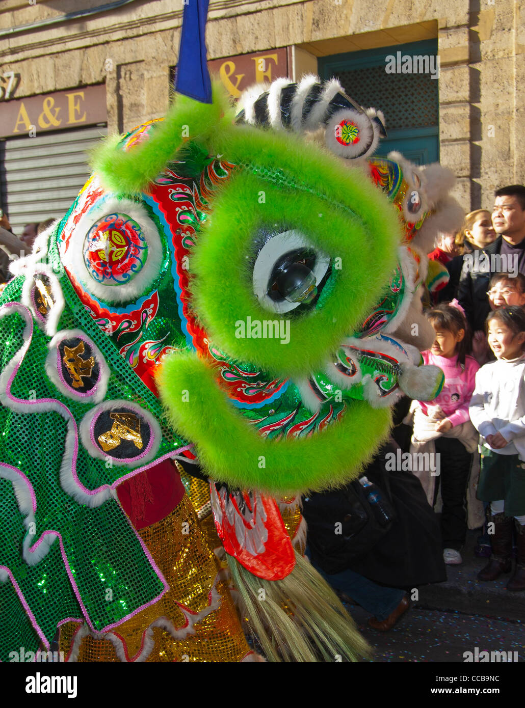 Paris, France, gros plan, tête de dragon traditionnel chinois, défilé dans le carnaval du nouvel an chinois dans la rue dans le quartier du Marais « année des dragons » observation des enfants Banque D'Images