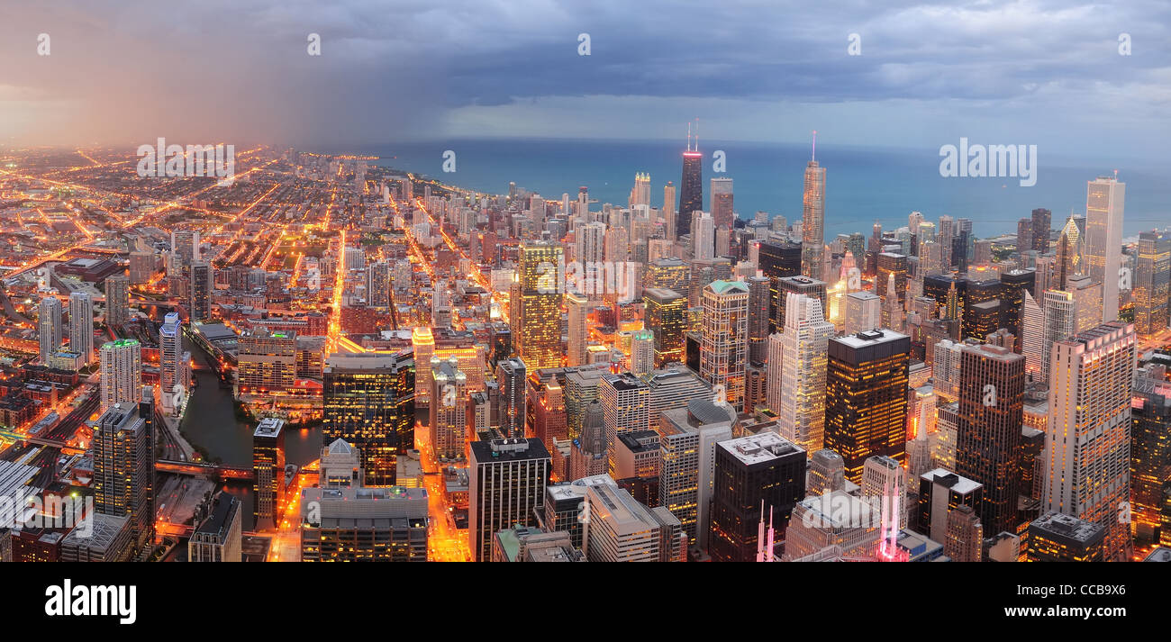 Chicago Downtown panorama aérien voir au crépuscule avec des gratte-ciel et sur les toits de la ville au bord du lac Michigan. Banque D'Images