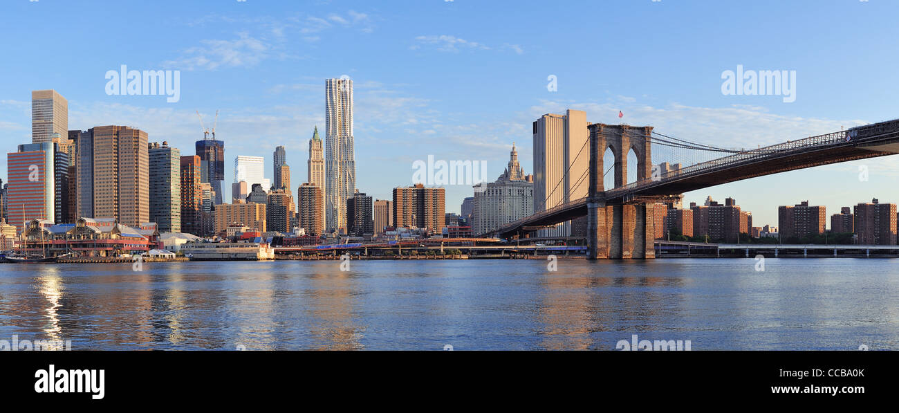 Pont de Brooklyn avec lower Manhattan skyline panorama le matin avec cloud et rivière reflet Banque D'Images