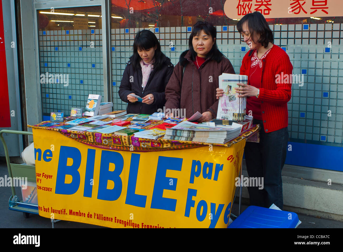 Paris, France, femme chinoise travaillant dans le Stout religieux, témoins de Jéhovah, à l