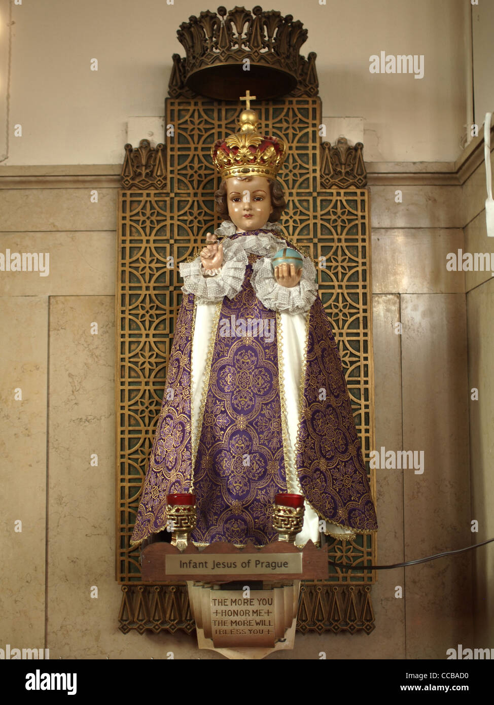 Statue de l'Enfant Jésus de Prague en salle de méditation de Notre Dame du Carmel Eglise Catholique, Brooklyn, New York Banque D'Images