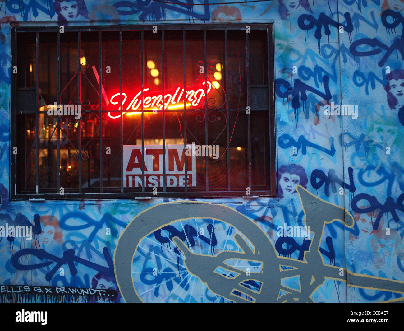 New York City la couleur et de la lumière : Brooklyn, New York, bar avec mur peint au crépuscule Banque D'Images