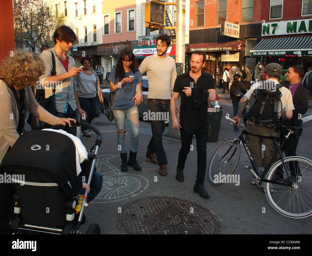 Les gens qui marchent sur la rue sur une journée ensoleillée, Bedford Avenue, Brooklyn, New York Banque D'Images