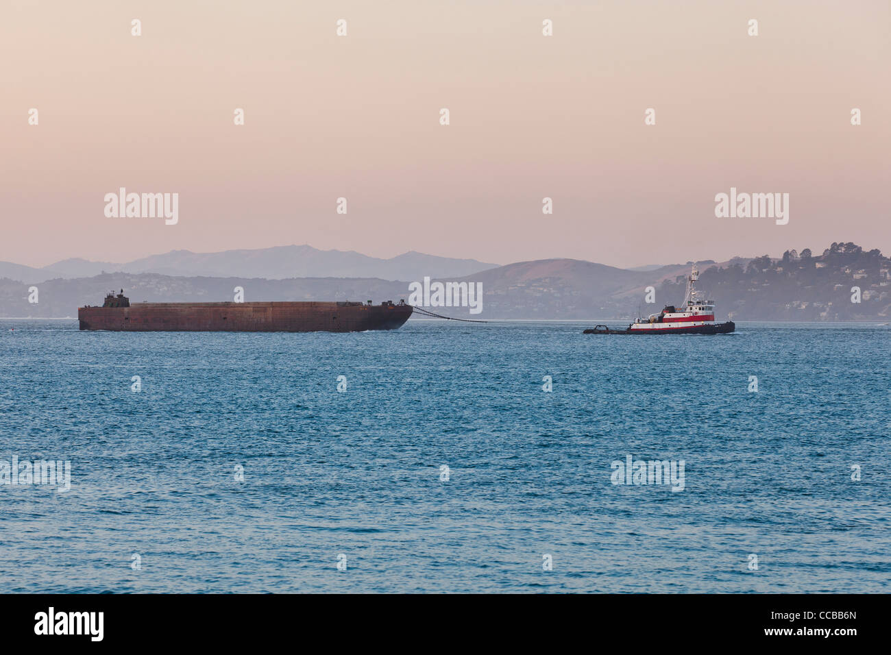 Un chaland remorqué par un remorqueur Banque D'Images