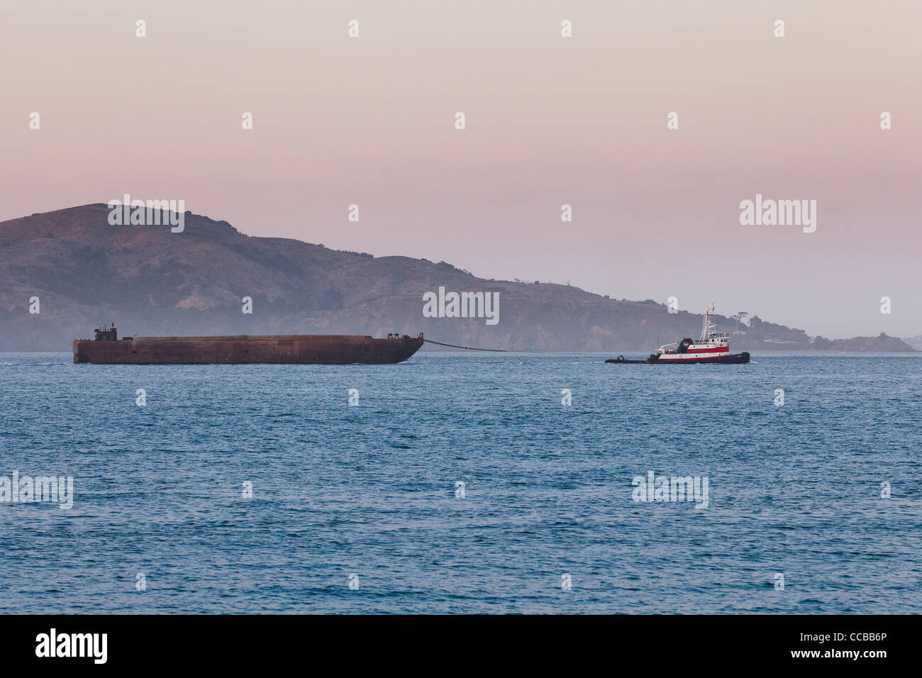 Un chaland remorqué par un remorqueur Banque D'Images