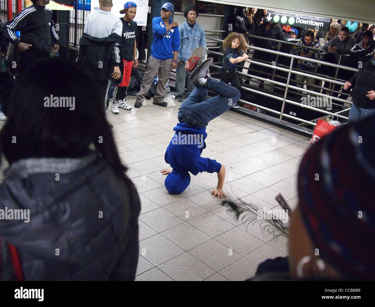Jeune homme le break dance à New York City subway, Union Square Station Banque D'Images