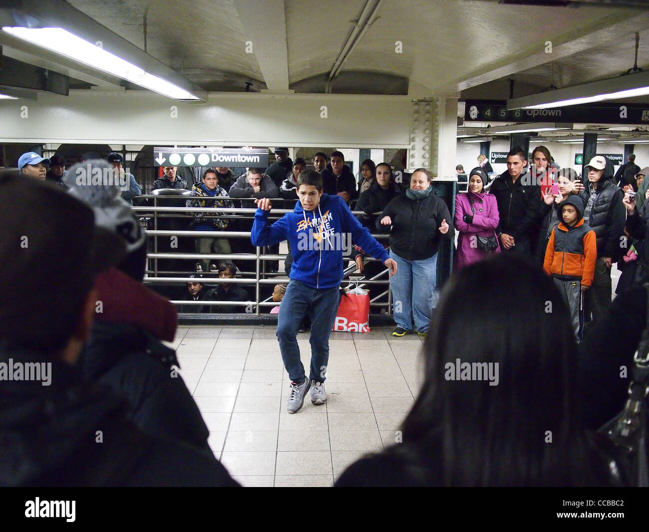 Jeune homme le break dance à New York City subway, Union Square Station Banque D'Images