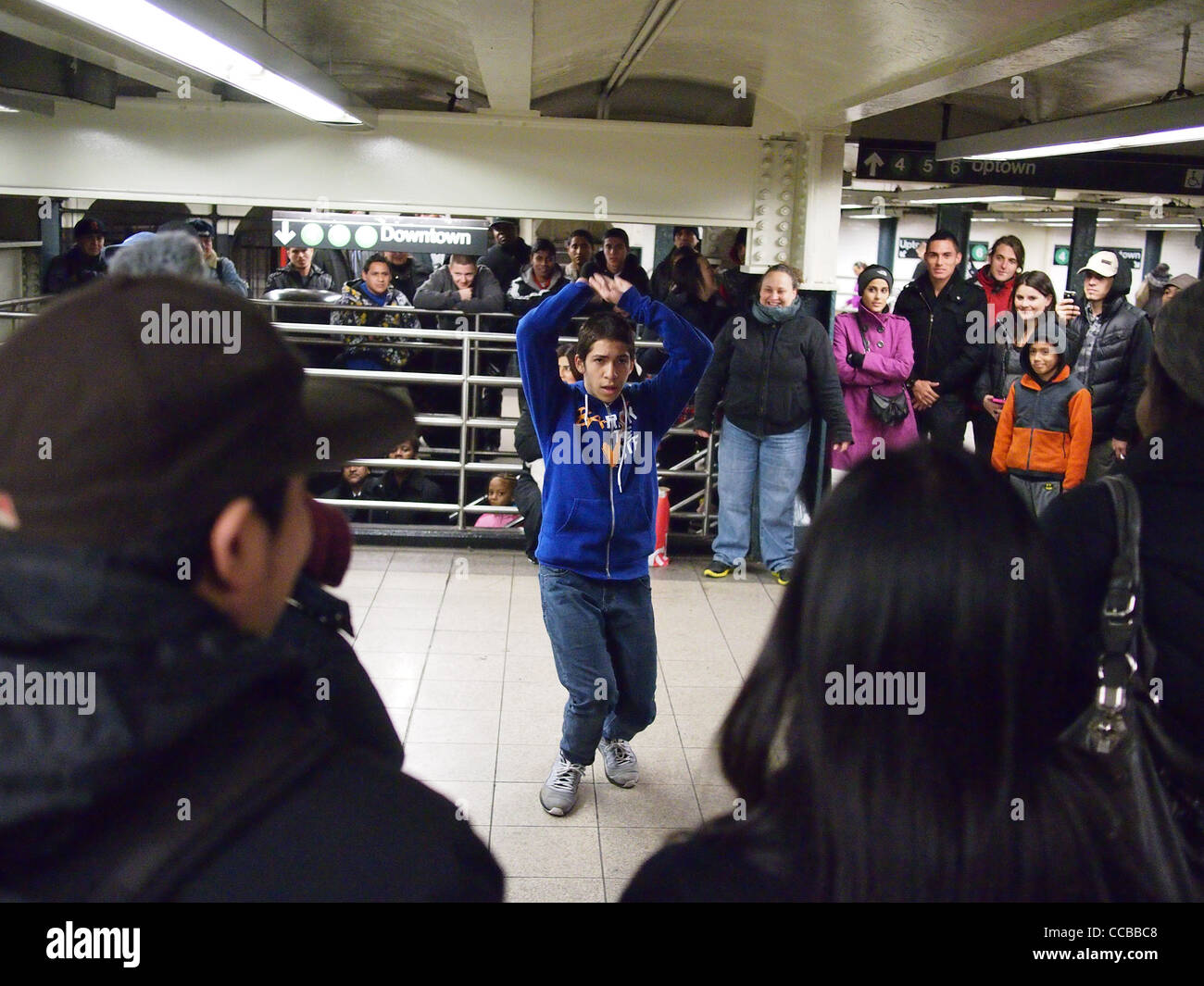 Jeune homme le break dance à New York City subway, Union Square Station Banque D'Images