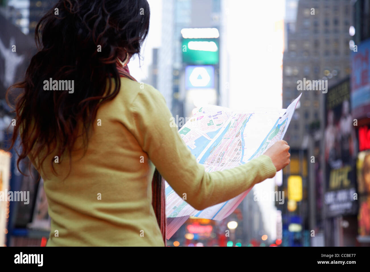 Vue arrière de woman holding la carte en ville Banque D'Images