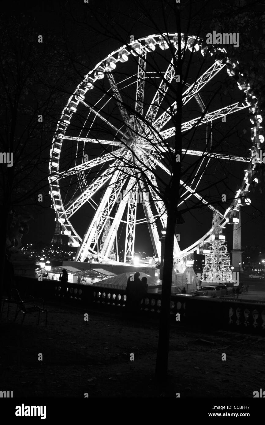 Place de la Concorde, la grande roue de Noël par nuit, et vue sur la Tour Eiffel, Paris, France Banque D'Images