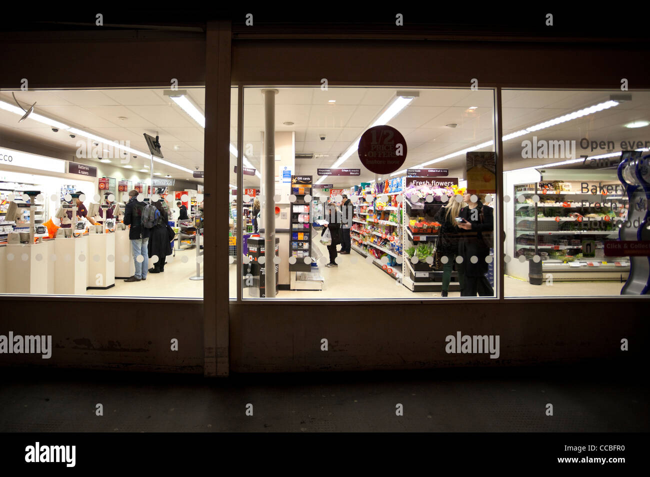 Fenêtre de supermarché, London, England, UK Banque D'Images