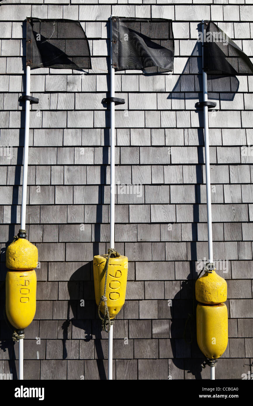 Les bouées de pêche étendus dehors sur un bardeau shack Menemsha Martha's Vineyard Massachusetts USA Banque D'Images