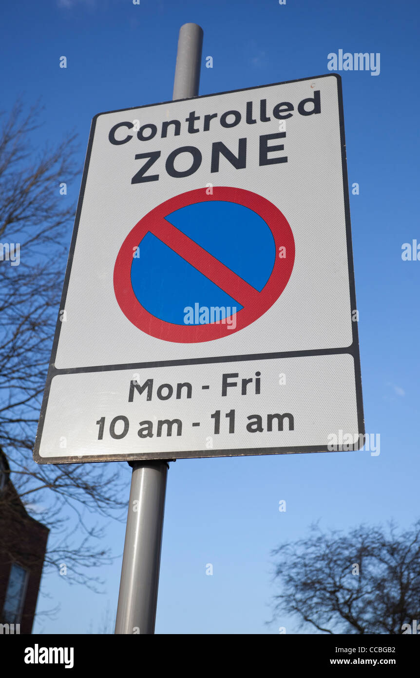 Pas de parking gratuit, signe de la circulation verticale de la zone contrôlée, England, UK Banque D'Images