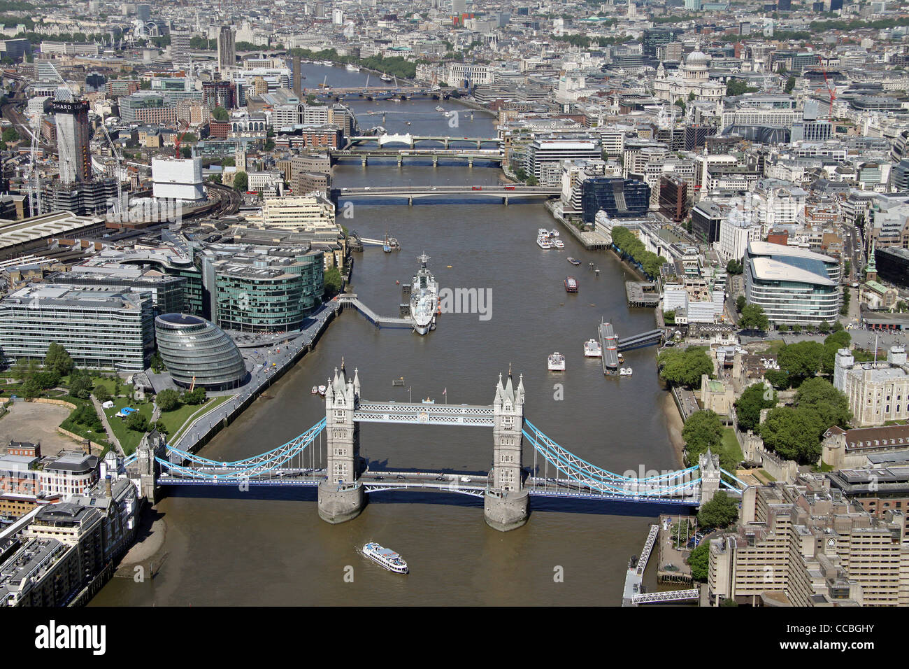 Vue aérienne de Londres à l'ouest sur la Tamise de Tower Bridge Banque D'Images