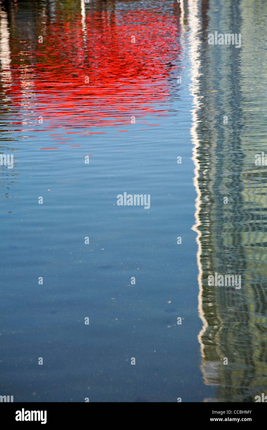 Réflexions colorées de la tour et en bateau dans le port de Portsmouth Banque D'Images