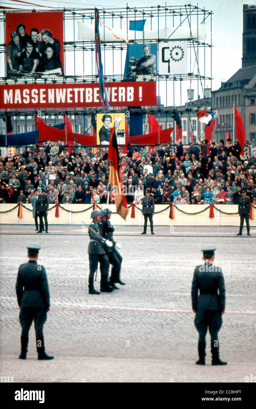 Défilé militaire de l'armée nationale populaire de l'ANV GDR 1960 à Berlin Est. Banque D'Images