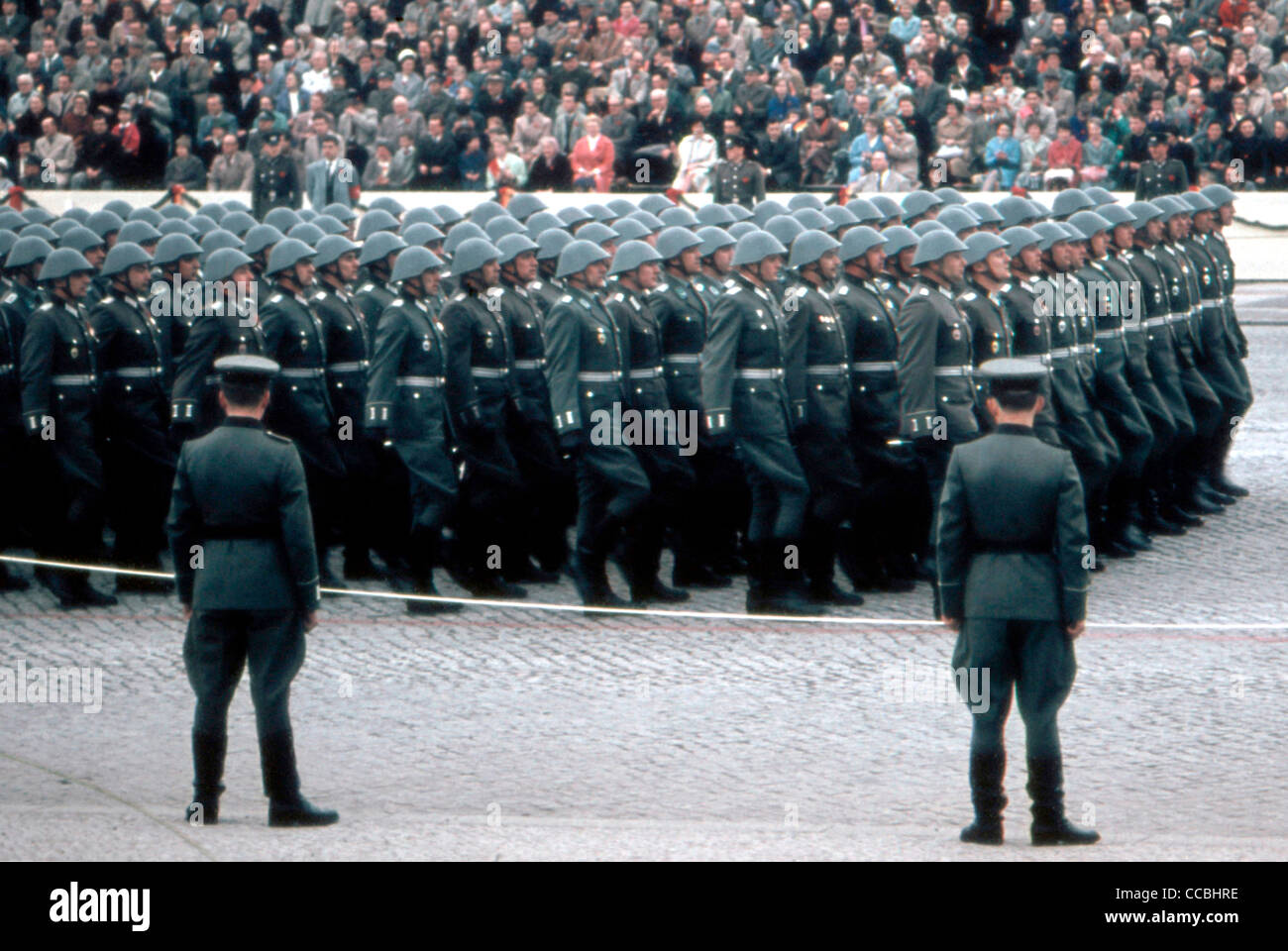 Défilé militaire de l'armée nationale populaire de l'ANV GDR 1960 à Berlin Est. Banque D'Images