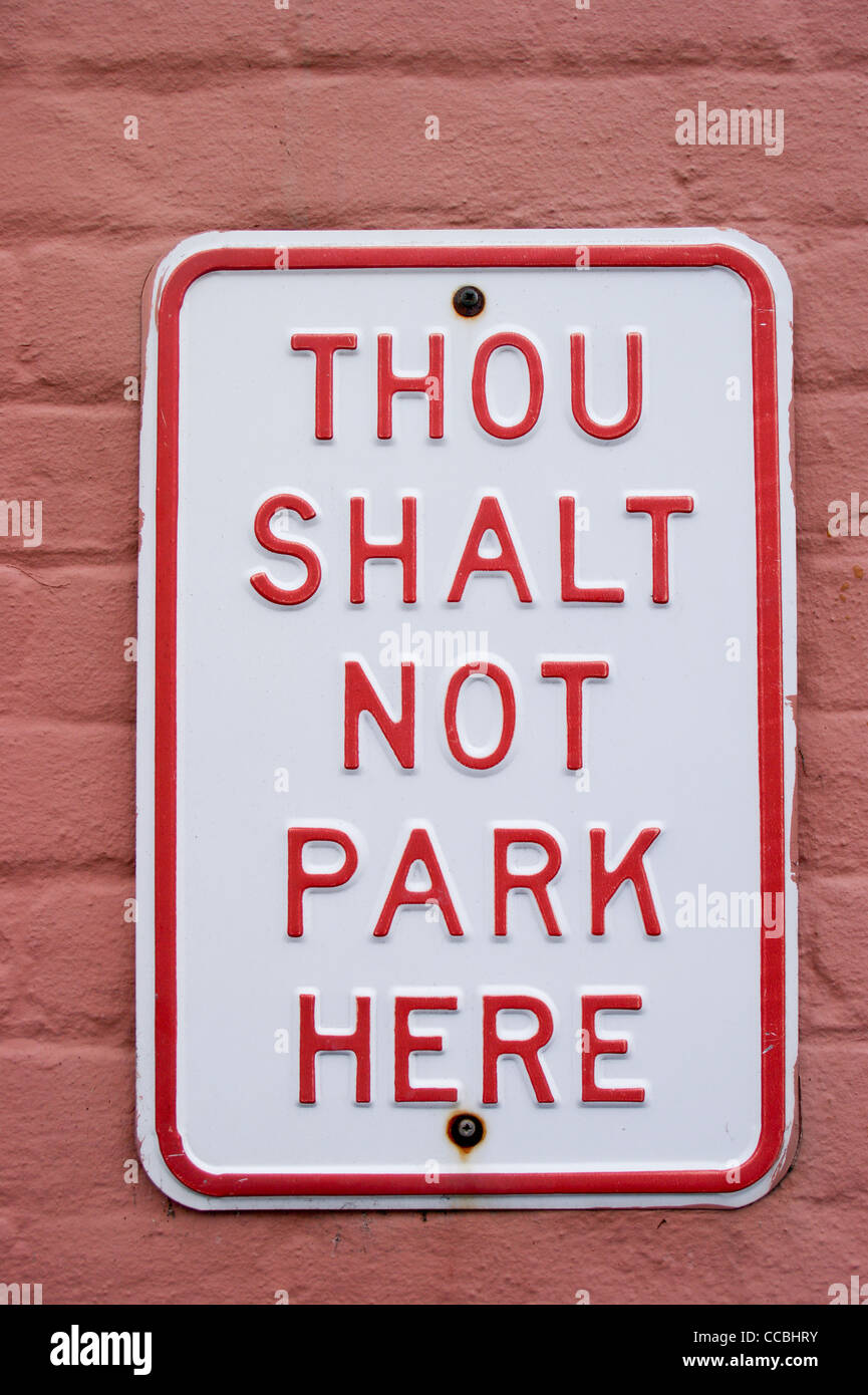 'Tu ne tueras point park ici' signe sur un mur dans le style d'un panneau routier nous Banque D'Images