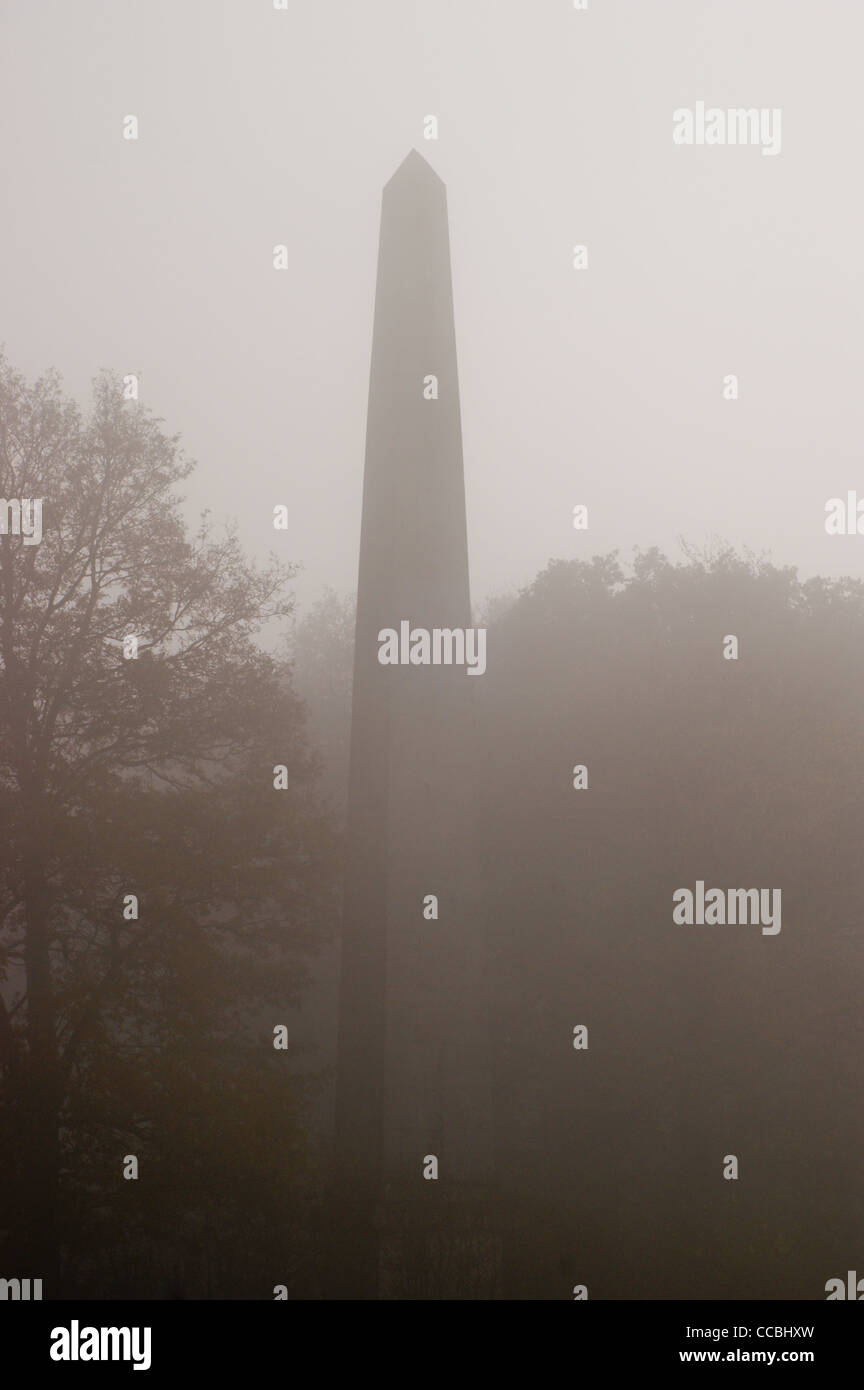 Obélisque en Trent Park, dans le brouillard, London Borough of Enfield, Middlesex, London, England Banque D'Images