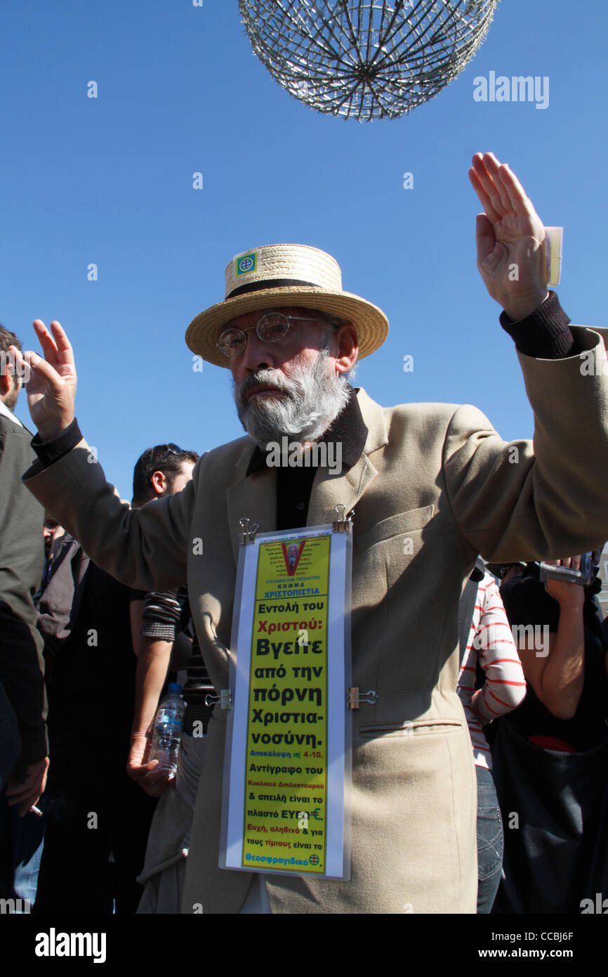 "Sto" (Aganaktismenoi Syntagma indignés à Syntagma), une manifestation pacifique contre la crise économique, la place Syntagma, Athènes Banque D'Images