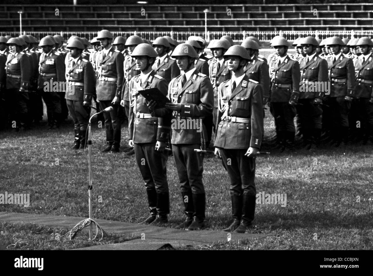 Cérémonie militaire pour les anciens agents de la Highschool de l'armée nationale populaire de la RDA de l'ANV. Banque D'Images