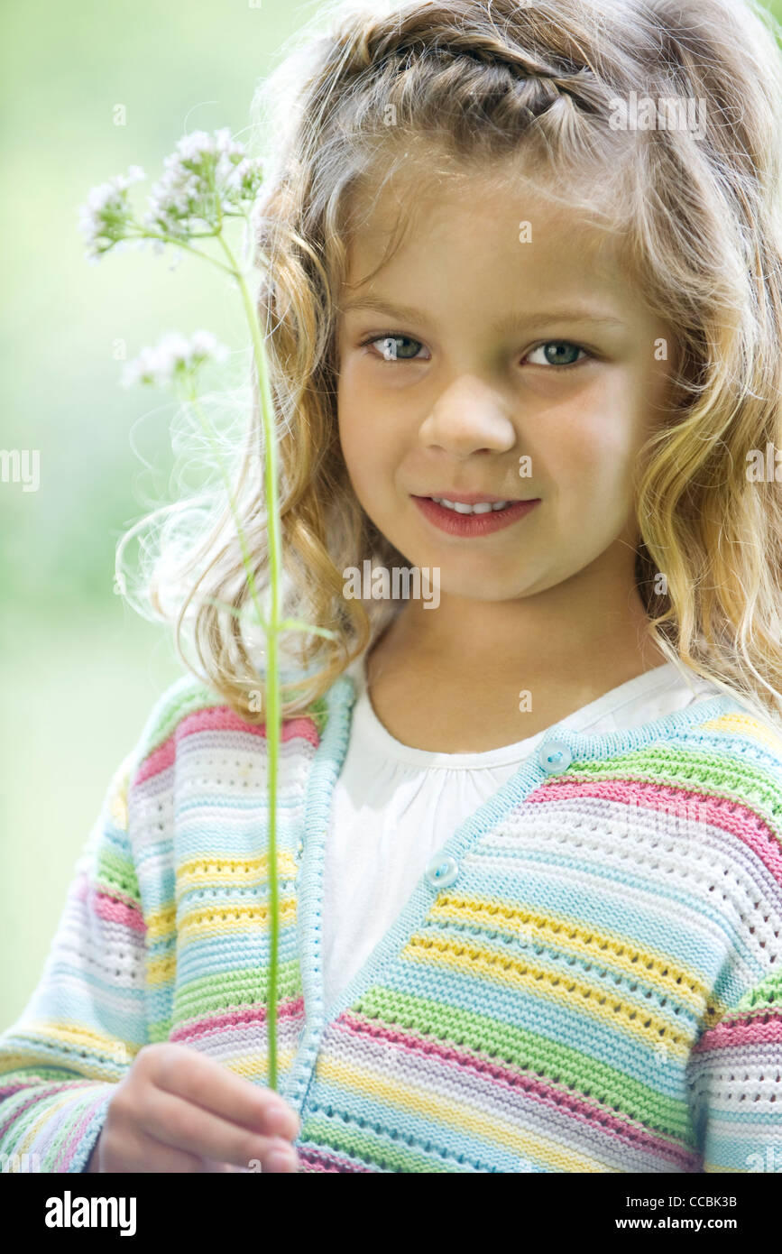 Girl holding wildflowers, portrait Banque D'Images