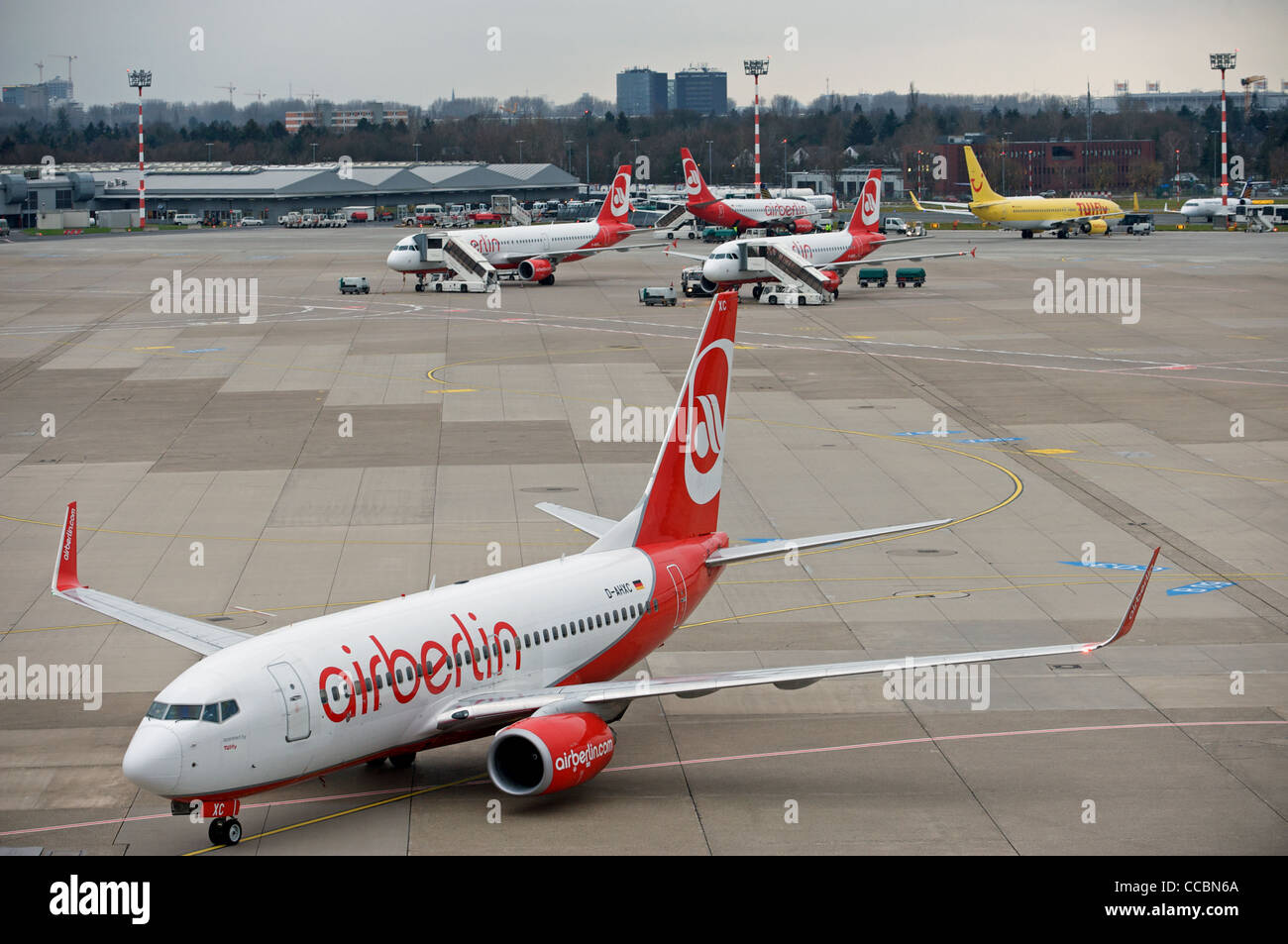 Air Berlin Boeing 737-700 l'Aéroport International de Düsseldorf, Allemagne. Banque D'Images