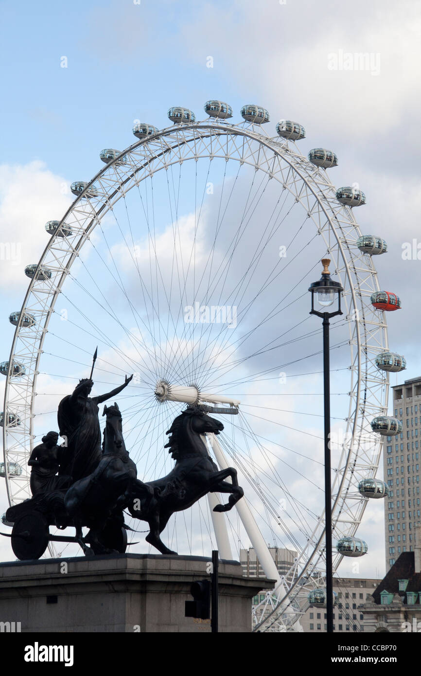 (Boadicea Boadicée) statue avec London Eye capsule rouge à l'arrière-plan Banque D'Images