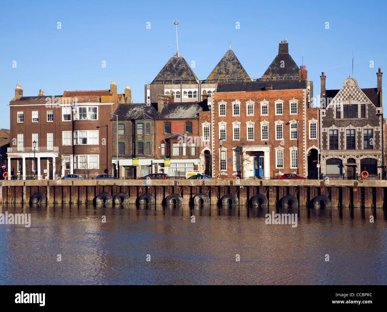 Rivière historique bâtiments au bord de l'Yare Great Yarmouth, England Banque D'Images