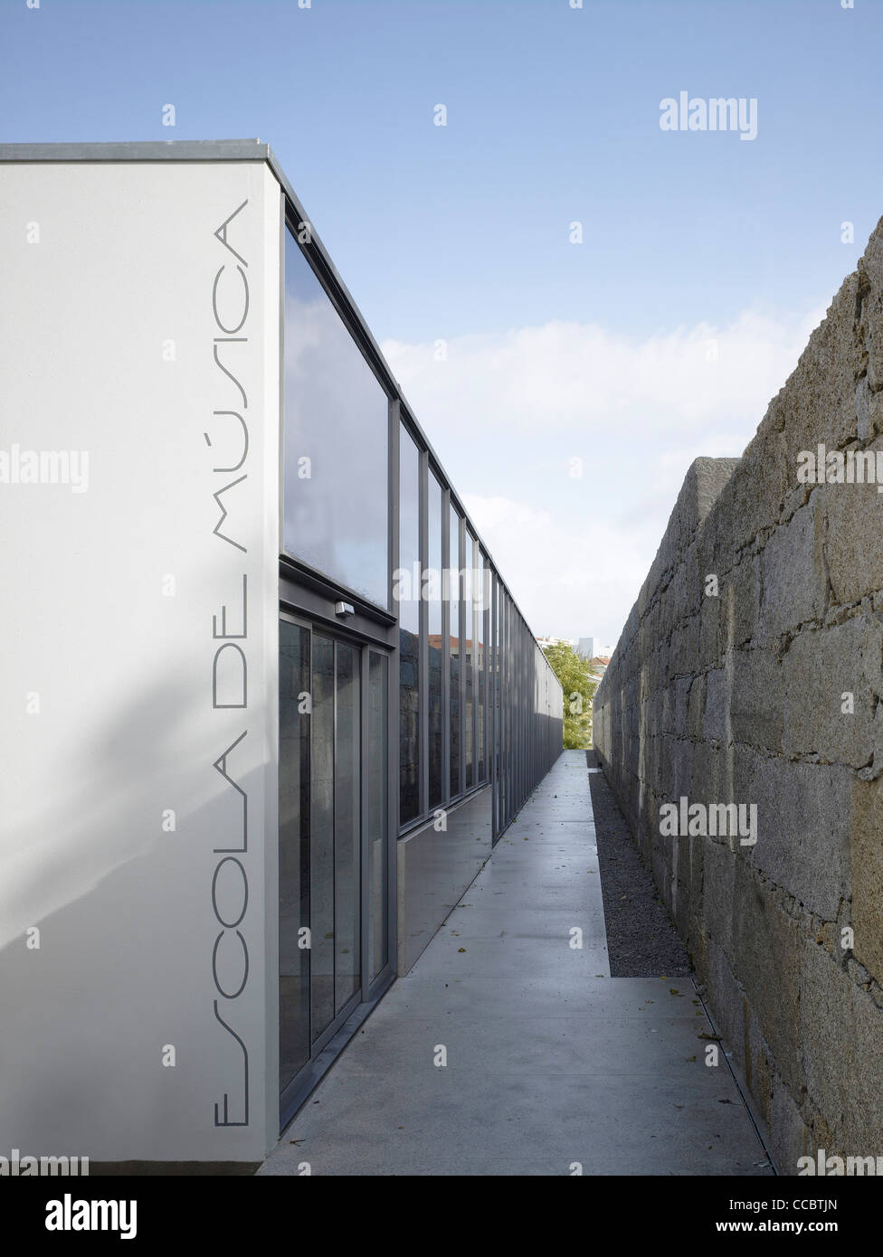 Un classique moderne blanc plus de l'École de musique historique Banque D'Images