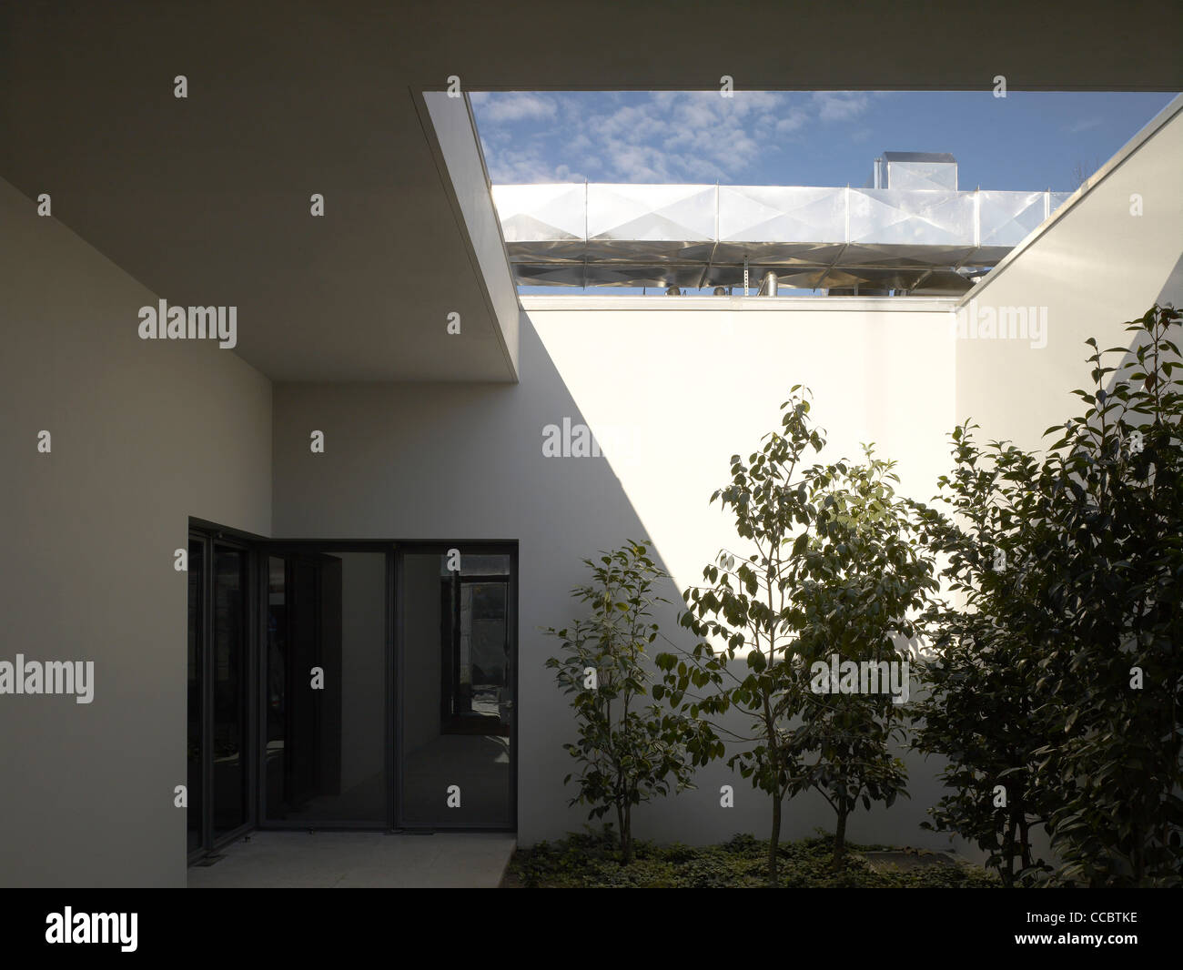 Un classique moderne blanc plus de l'École de musique historique Banque D'Images