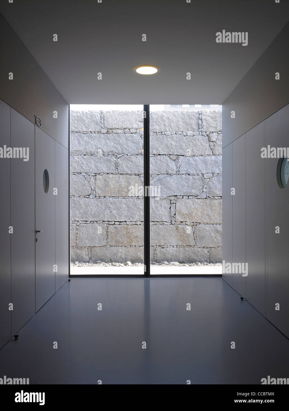 Un classique moderne blanc plus de l'École de musique historique Banque D'Images