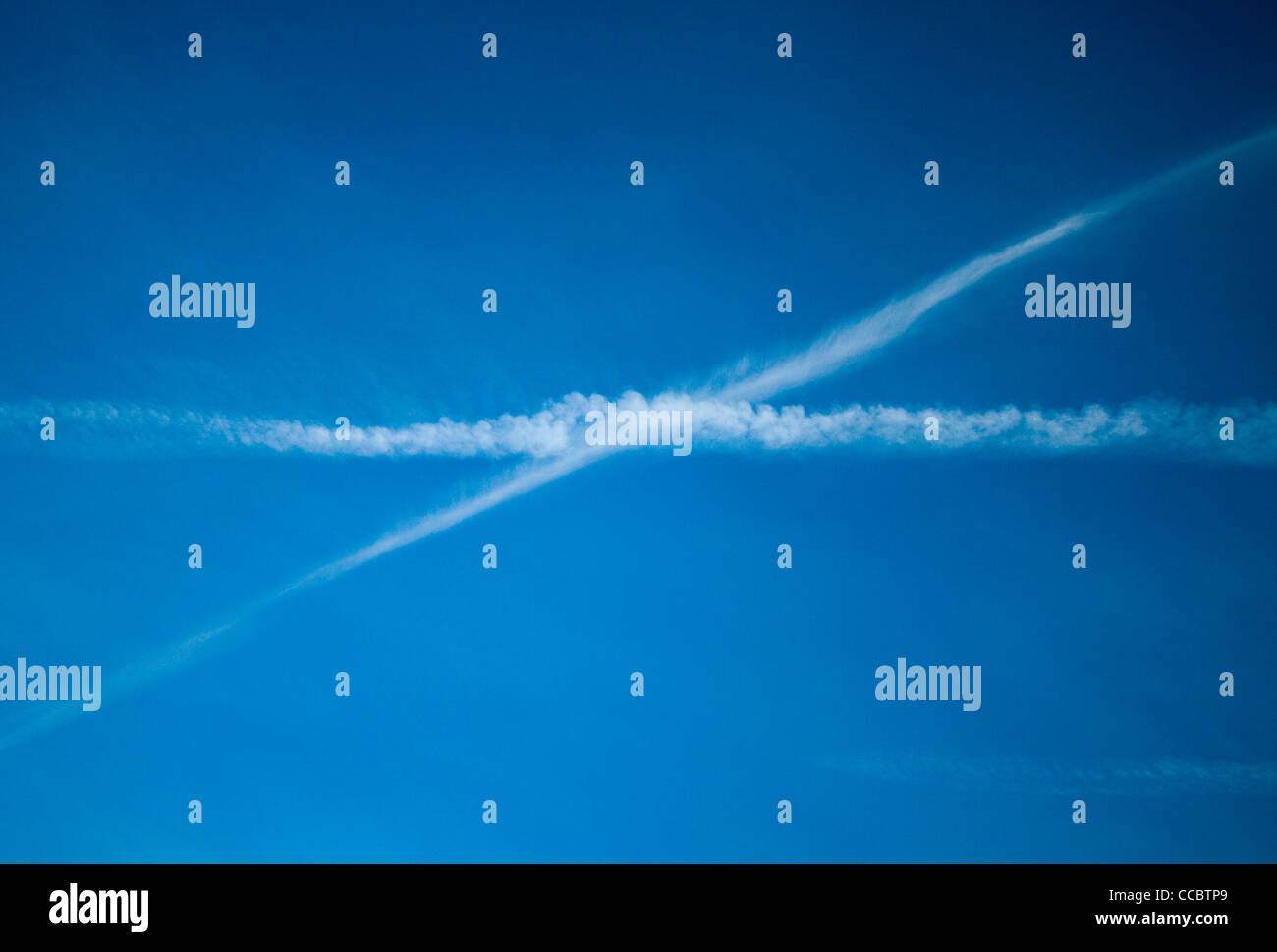 Croix de St Andrews formée par les traînées d'avions Banque D'Images