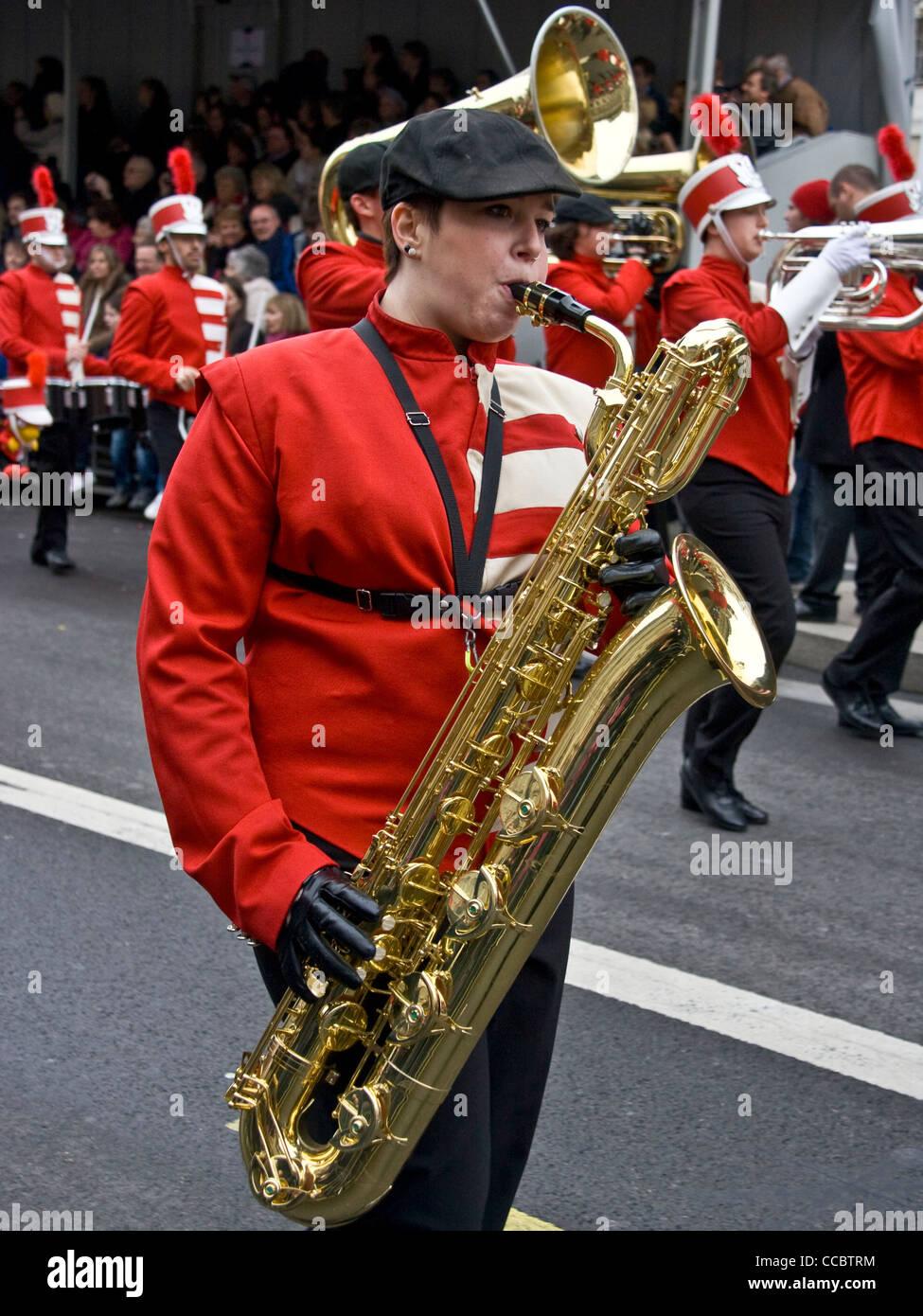 Un saxophoniste femme jouant dans New Years Day Parade 2012 Marching Band Londres Angleterre Europe Banque D'Images