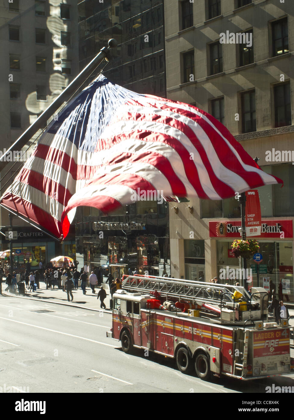 Drapeau américain et les camions de pompiers, la Cinquième Avenue, NYC Banque D'Images