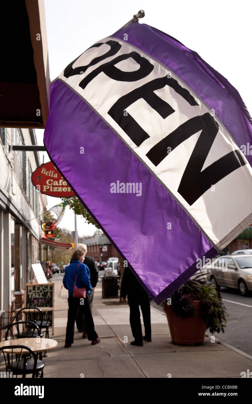 Couple Shopping , ouvrez Banner, Main Street, Plymouth, MA Banque D'Images